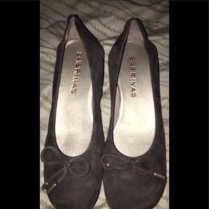 Sabrina’s designer flat size 8